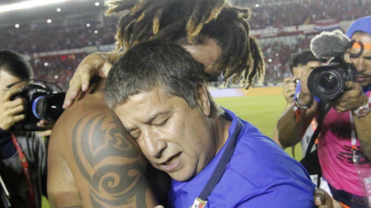 Roman Torres se abraza con Hernán Dario Gómez. 