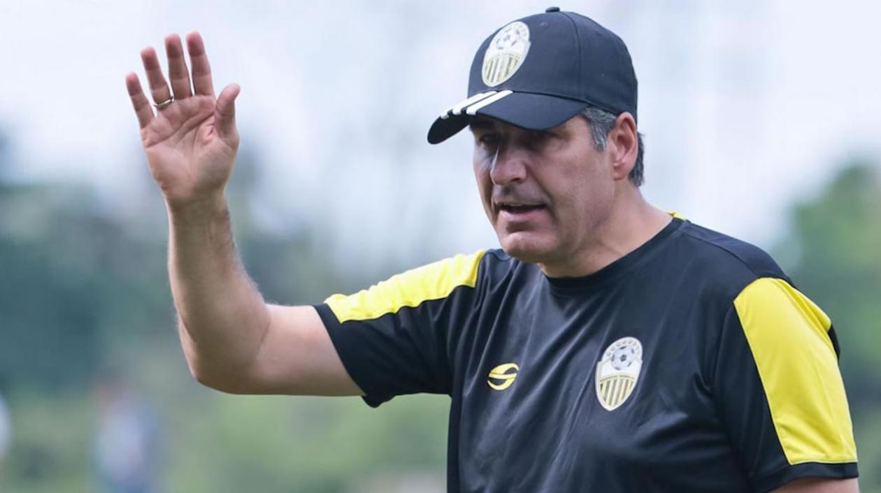 Santiago Escobar, técnico colombiano.