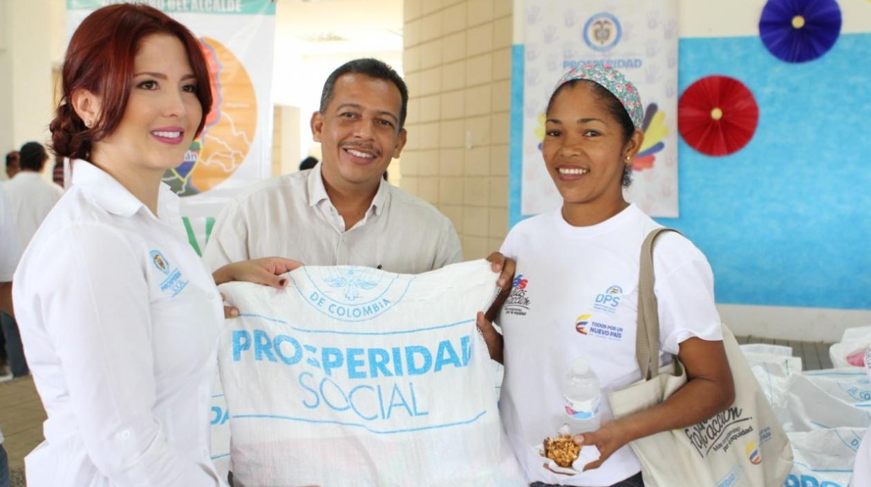 La subdirectora de Programas y Proyectos del DPS, Kelly Sarmiento, durante la entrega de las donaciones del Departamento de Prosperidad Social.
