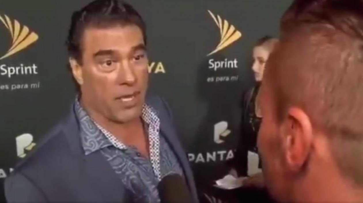Momento en que el actor Eduardo Yáñez le da una cachetada a un reportero.