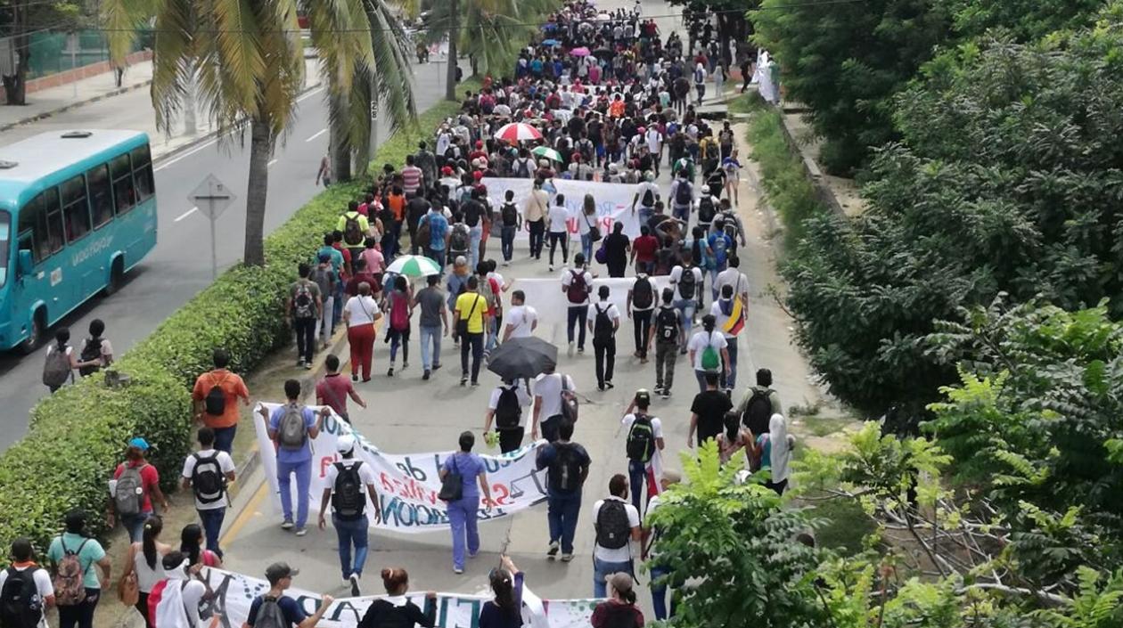 Estudiantes de la Universidad del Atlántico, durante la marcha de protesta en la mañana de este jueves.