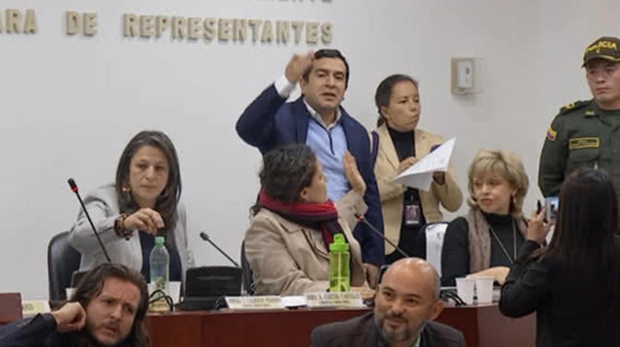 Integrantes del Centro Democrático, fundado por el expresidente Álvaro Uribe, se enfrentaron este jueves a gritos con el exlíder de las FARC alias "Jesús Santrich"