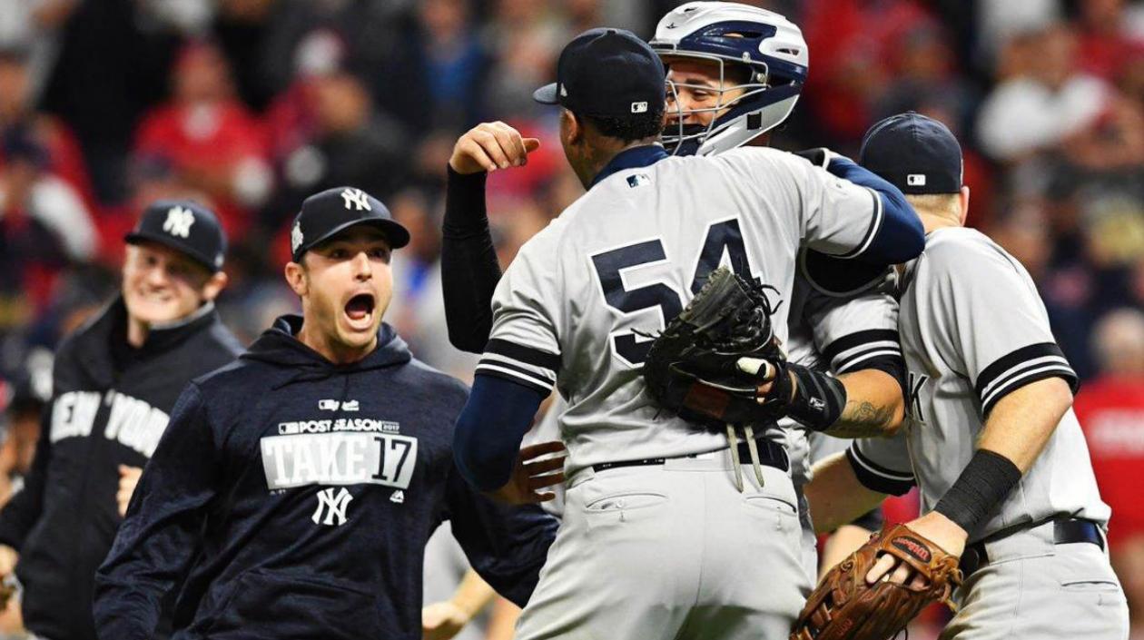Aroldis Chapman celebra tras la victoria con sus compañeros. 