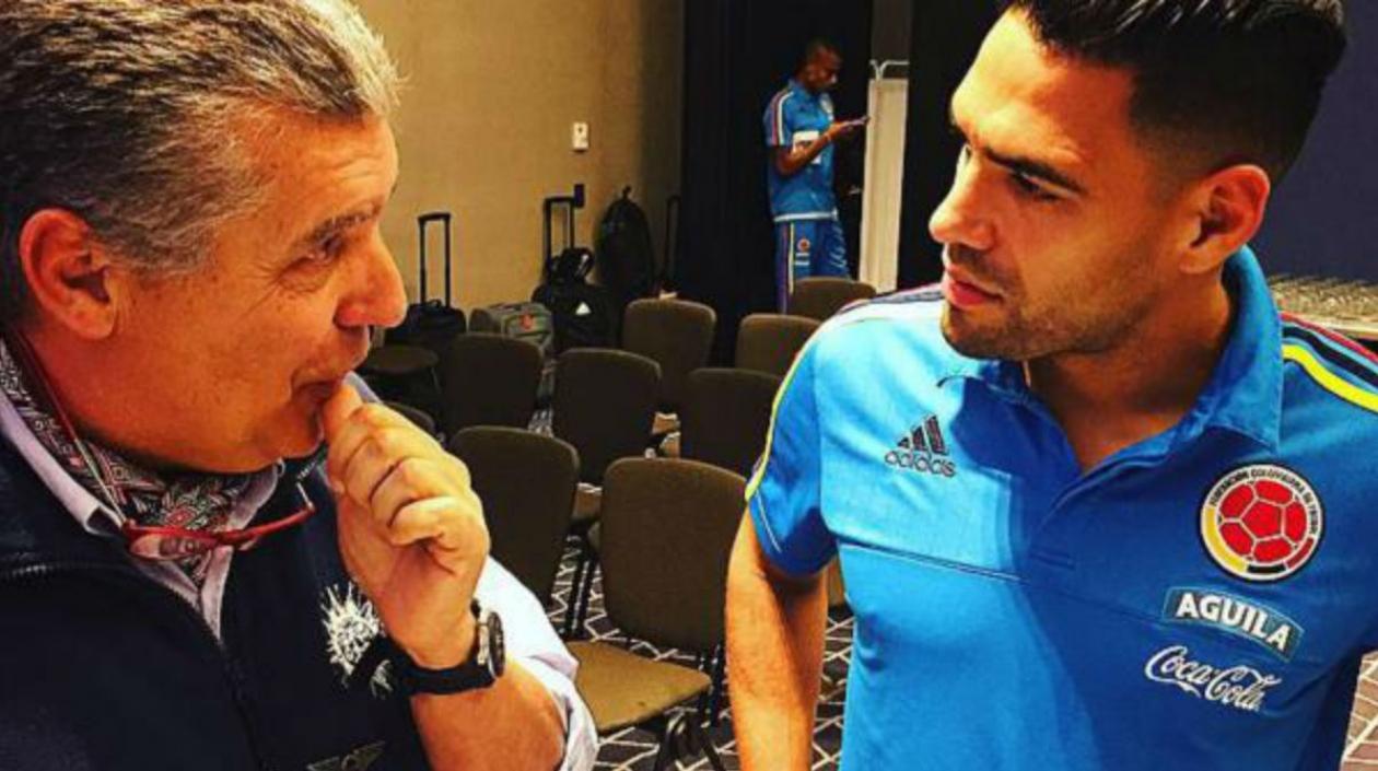 Carlos Páez conversa con Falcao García. 
