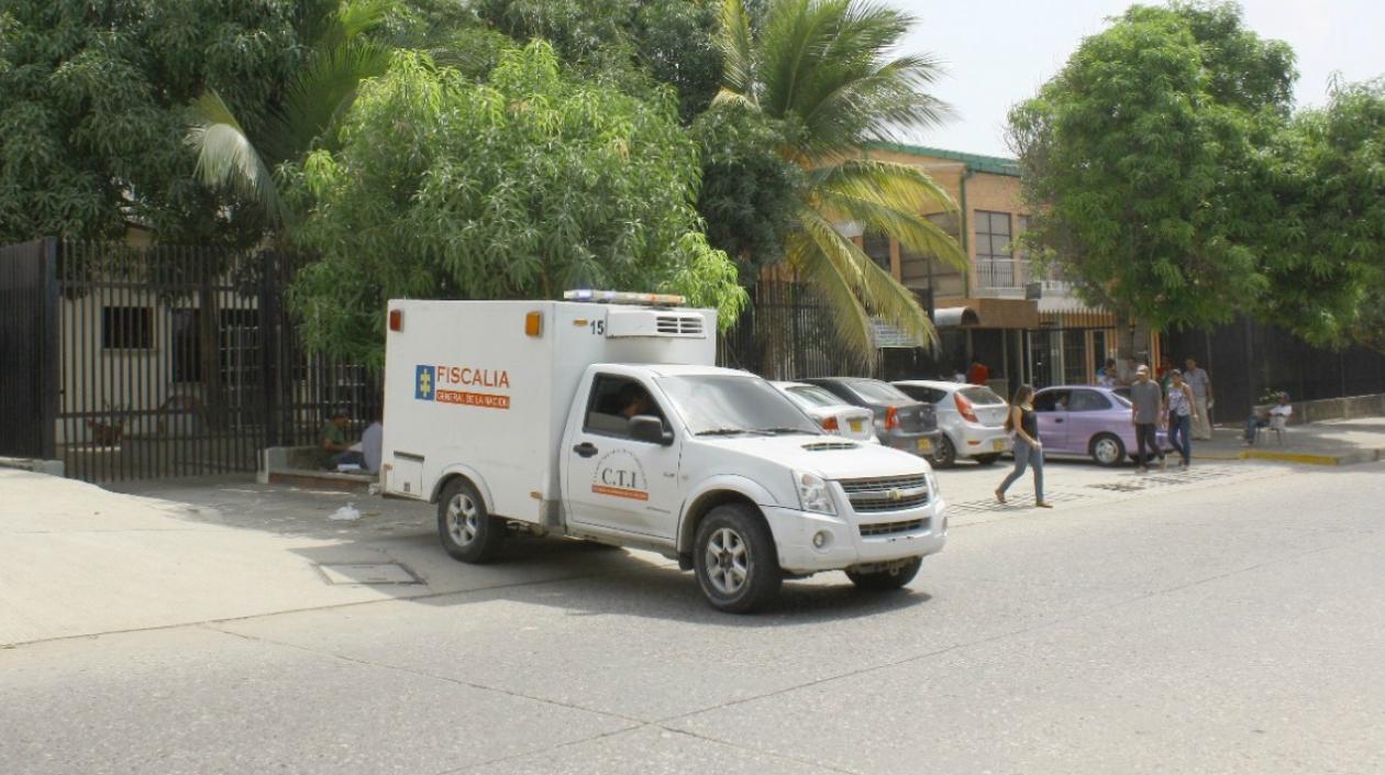 El cuerpo de la adolescente fue llevado a Medicina Legal.