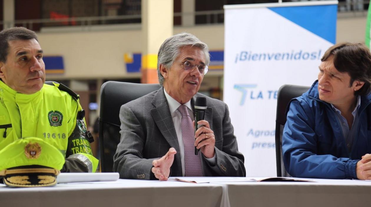 El director nacional de Tránsito, brigadier general Ramiro Castrillón; Ministro de Transporte, Germán Cardona, y el superintendente de Transporte, Javier Jaramillo. 