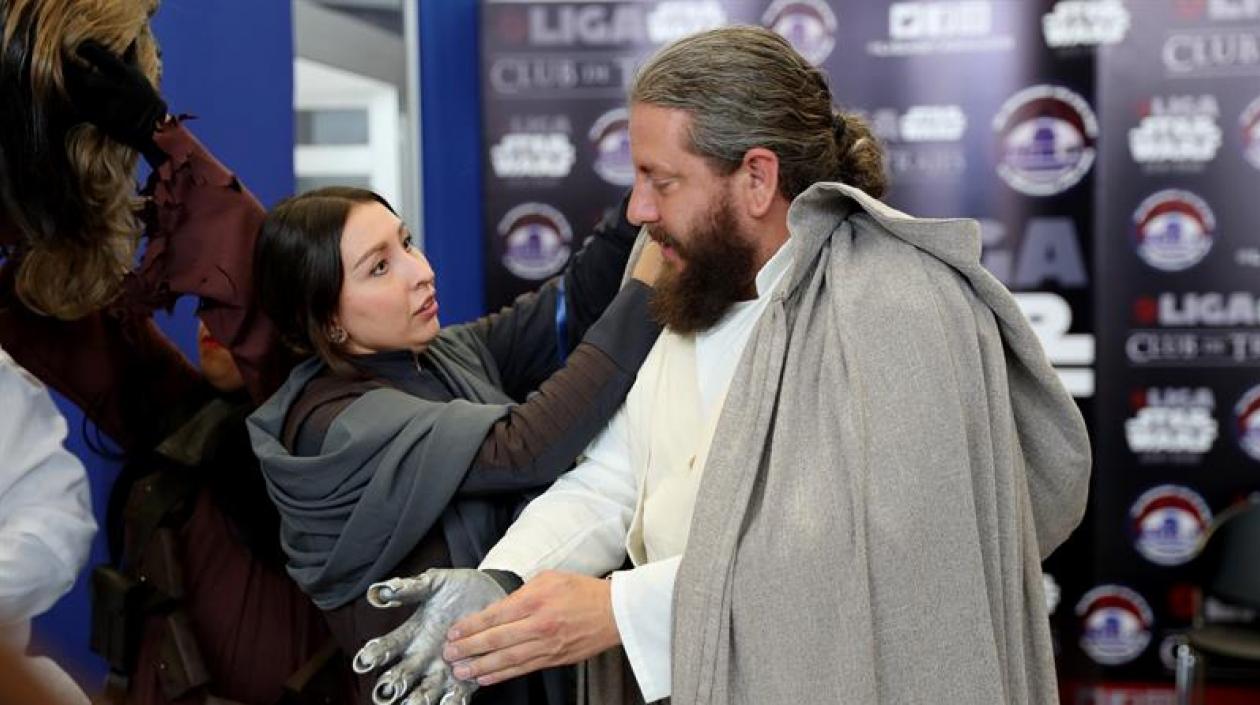 Un hombre disfrazado como Luke Skywalker, personaje de la Guerra de las Galaxias, termina de prepararse previo a la apertura del Salón del Ocio y la Fantasía (SOFA) 201 en Bogotá (Colombia). 