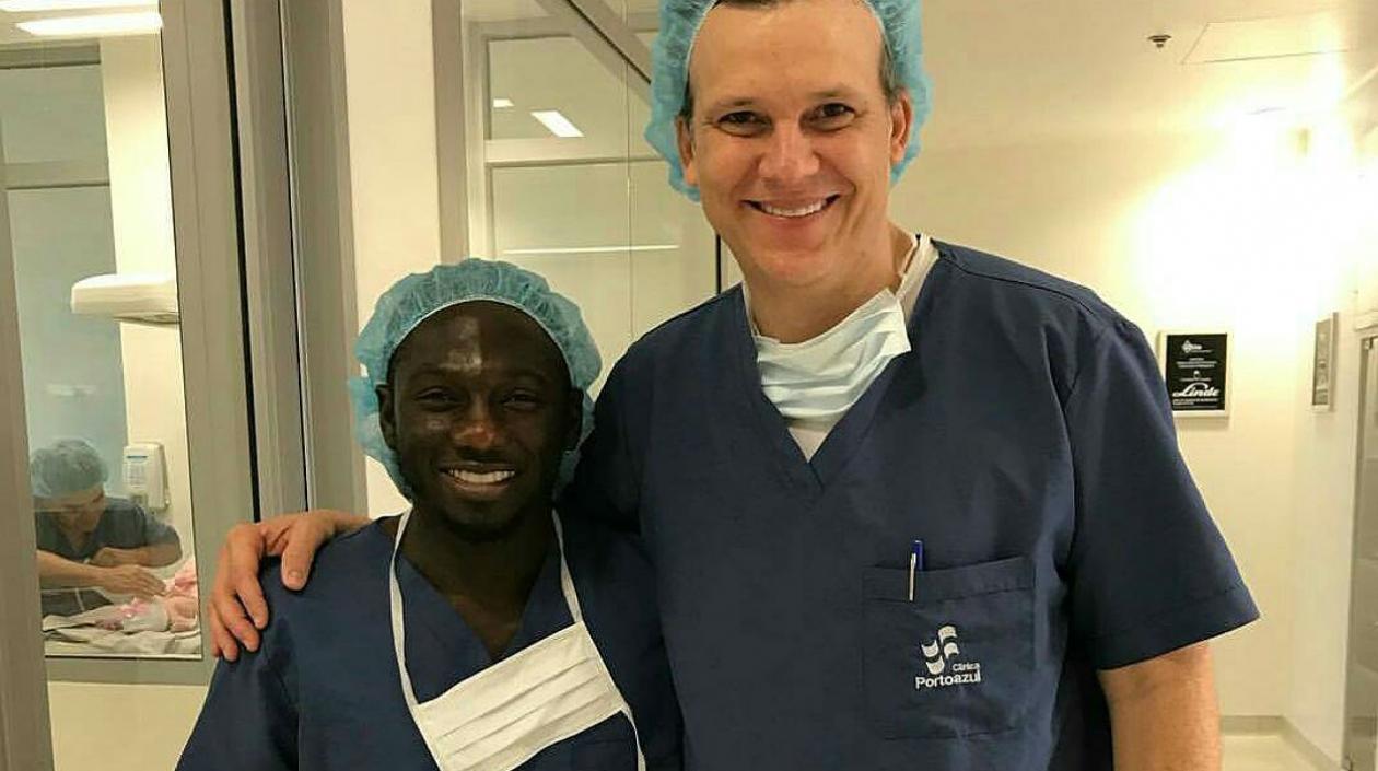 Yimmi Chará con el médico que atendió el parto de su esposa. 