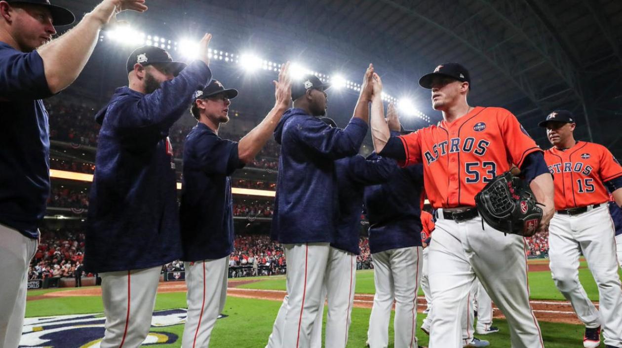Peloteros de los Astros celebran tras la victoria. 