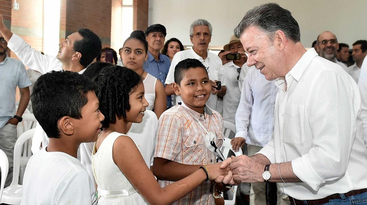 Estos jóvenes habitantes de Anapoima recibieron este sábado al Presidente, quien visitó el Centro de Escuelas de Formación Deportiva y Cultural construido por Prosperidad Social.