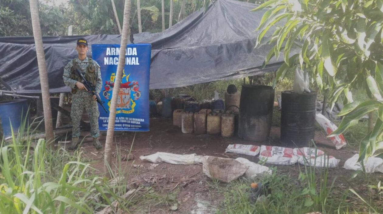 Personal de la Armada custodia el laboratorio desmantelado.