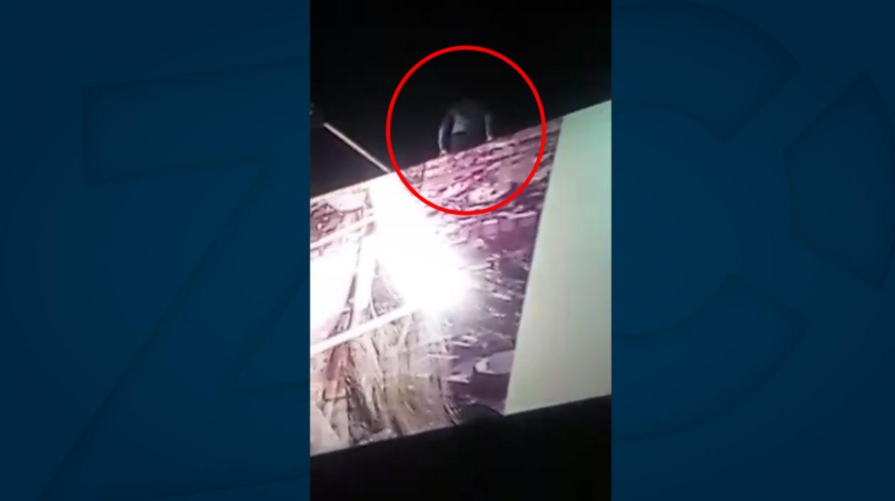 El joven se lanzó desde una altura de 10 metros.