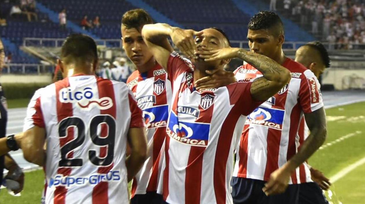 Jugadores de Junior celebran tras un gol.
