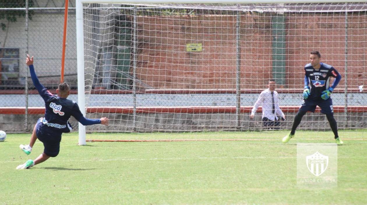 Jugadores de Junior trabajando en definición.