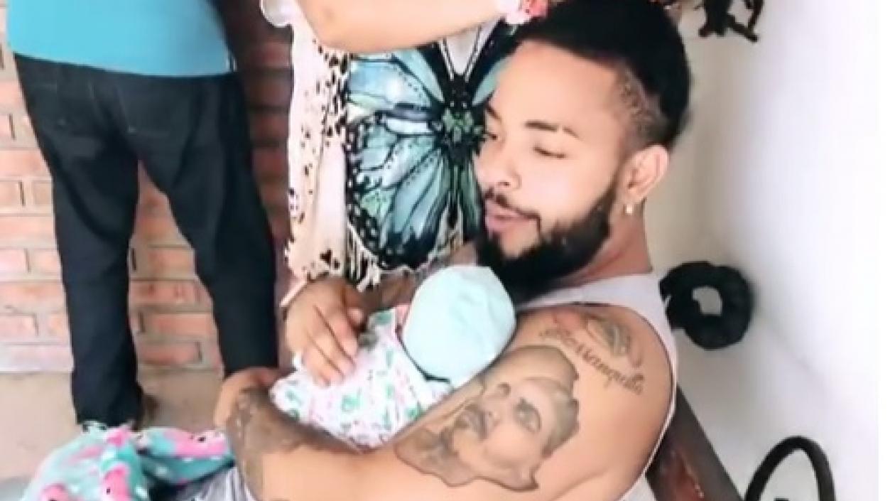 El cantante Kevin Flórez carga a Kynasha.