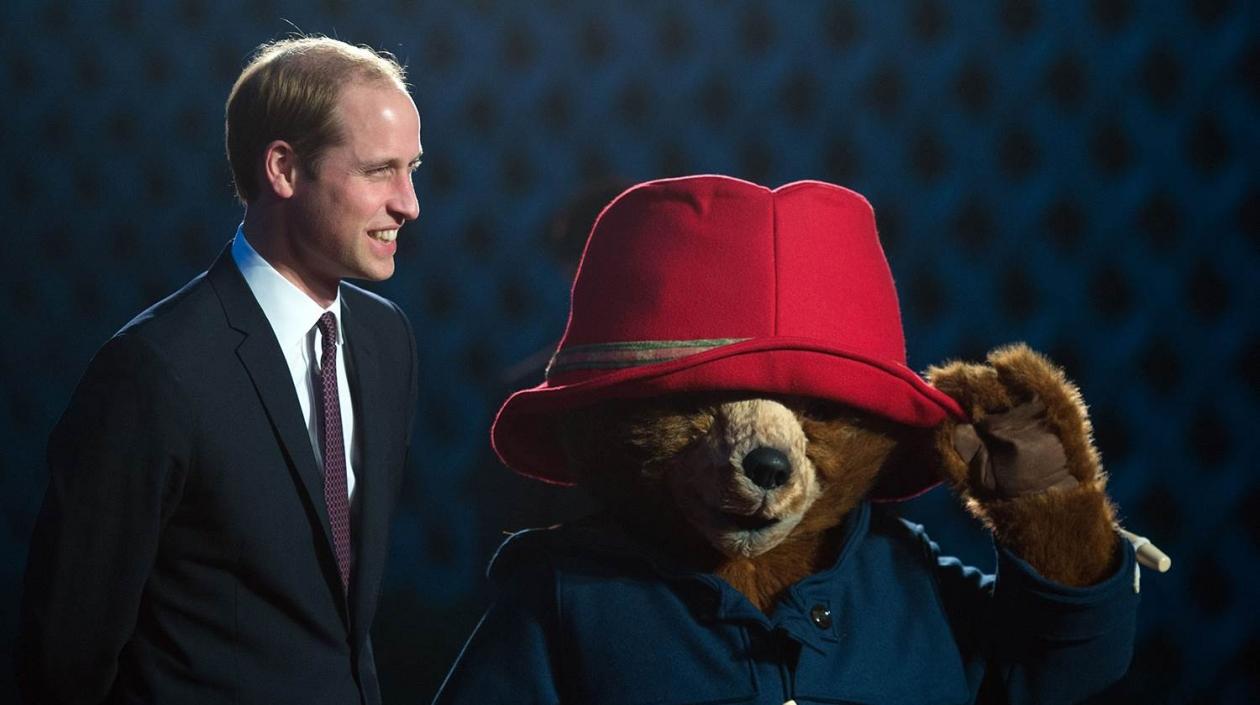 El príncipe William con un personaje del reparto de Paddington II.