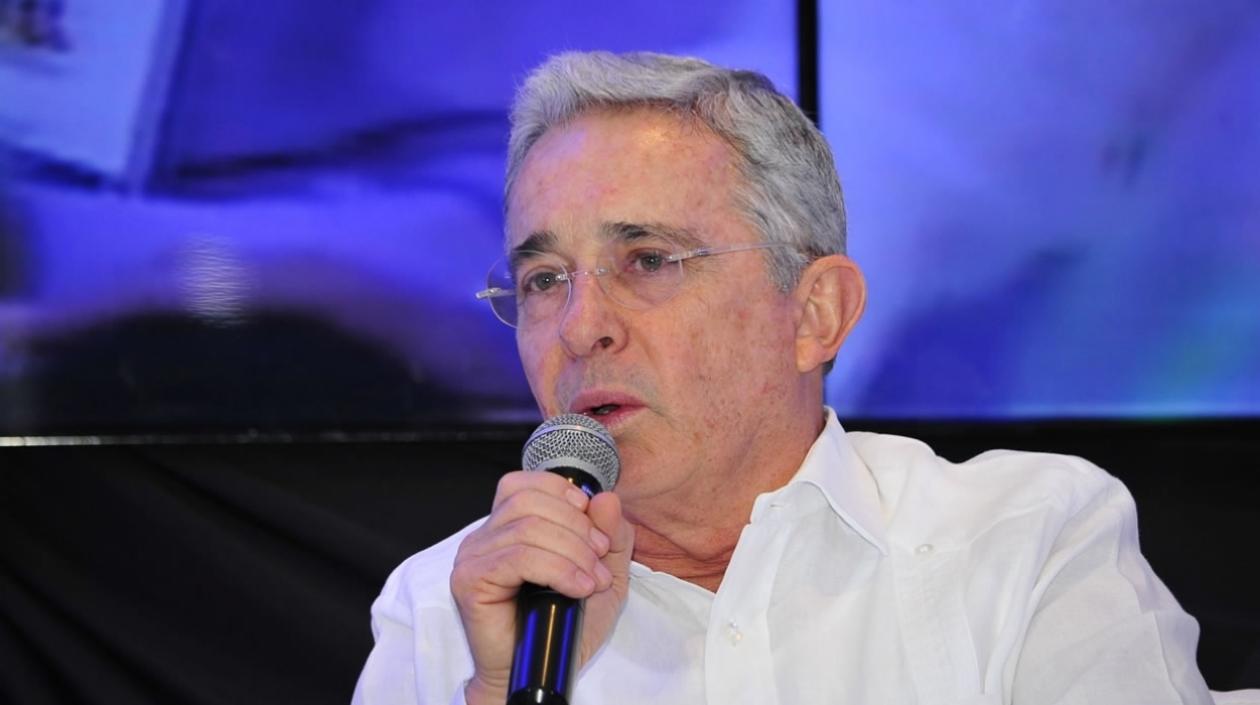 Álvaro Uribe Vélez, expresidente y senador.