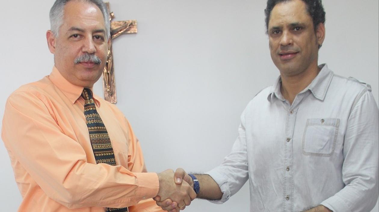 El rector Juan José Acosta Ossio entrega el premio al escritor barranquillero Carlos Polo.