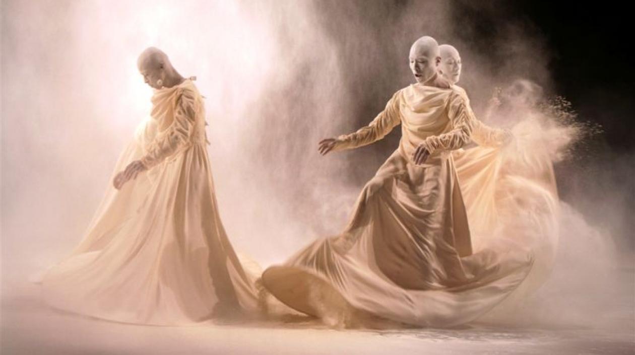 Compañía internacional Sankai Juku de Japón.