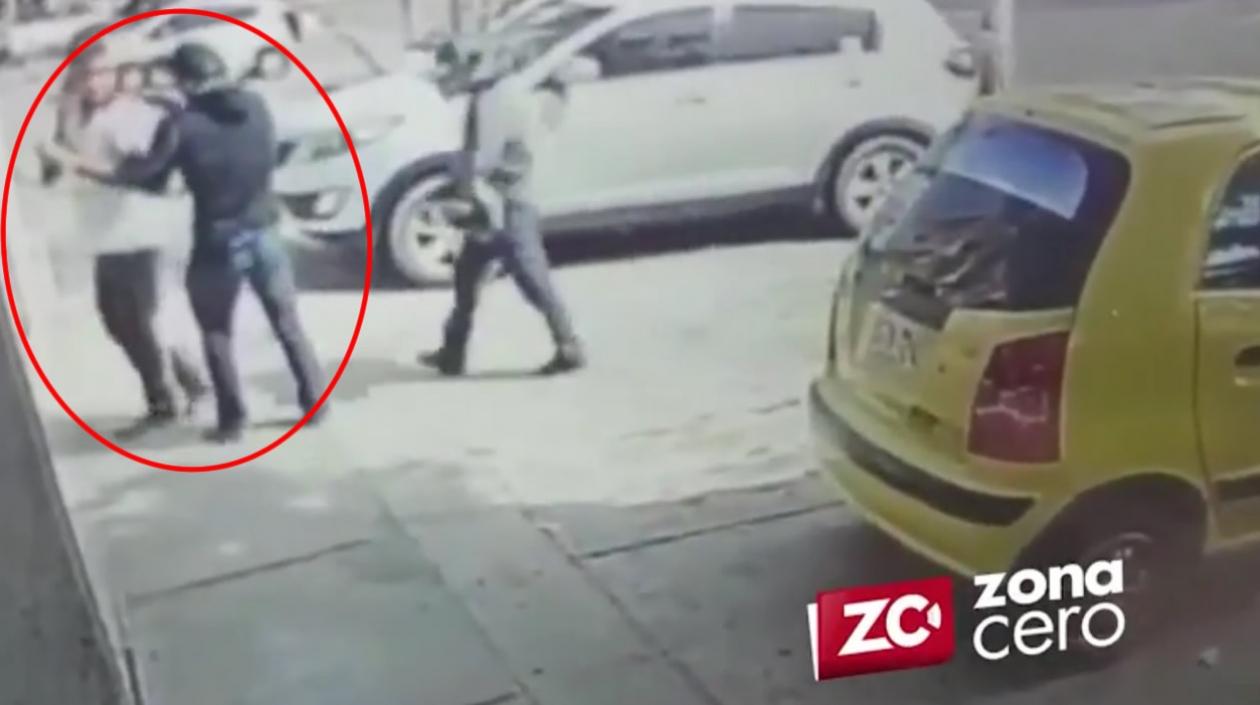 En zona sin parrillero: dos hombres atracan a dos jóvenes en vía pública