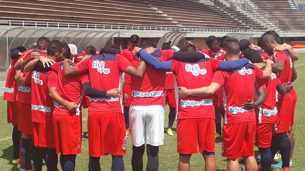 Jugadores en el entrenamiento de Junior en Envigado.