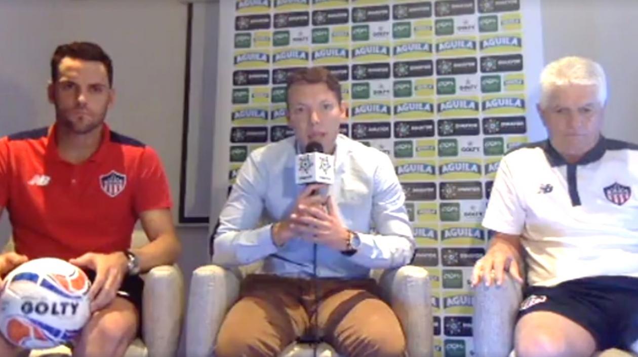El capitán Sebastián Viera y el técnico Julio Comesaña, durante el Facebook Live.