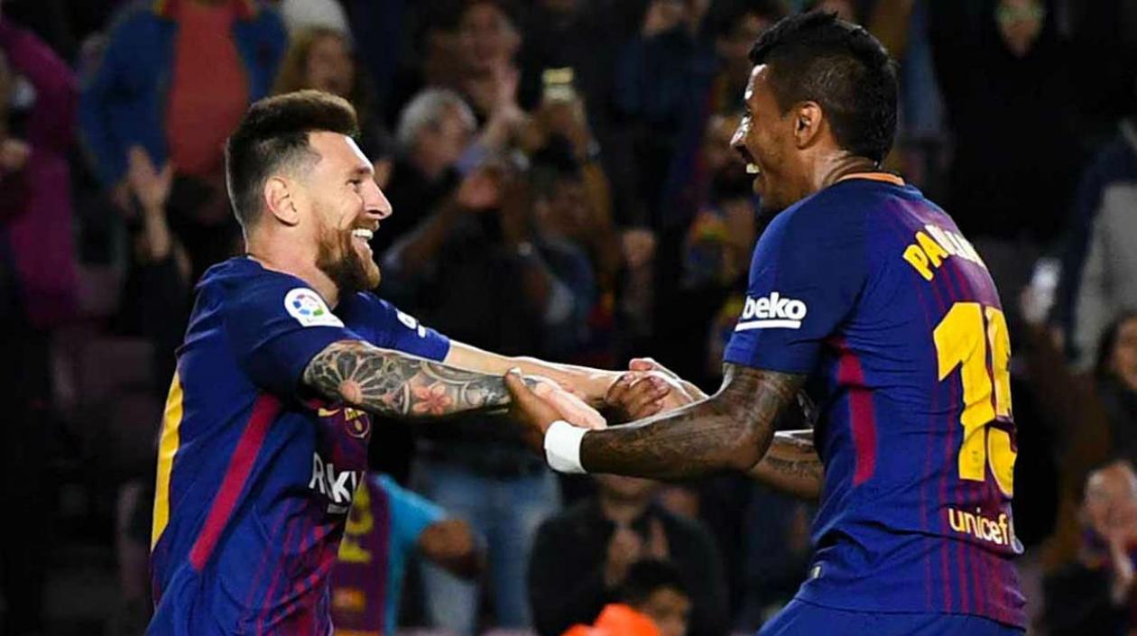Lionel Messi y Paulinho. 