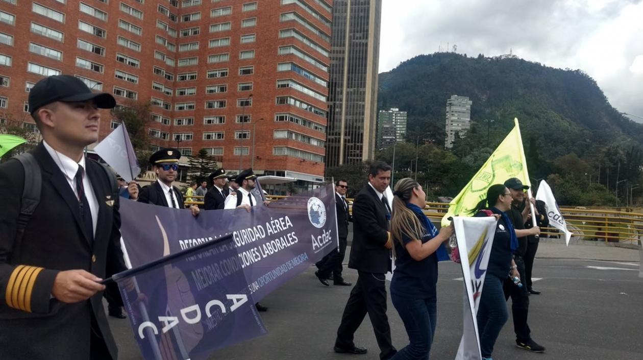 Pilotos en huelga de Avianca en protesta.