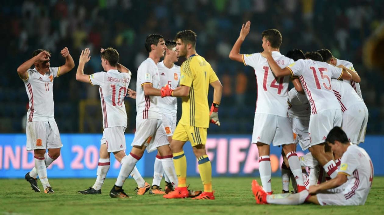 Jugadores de la Selección España celebran tras la victoria. 