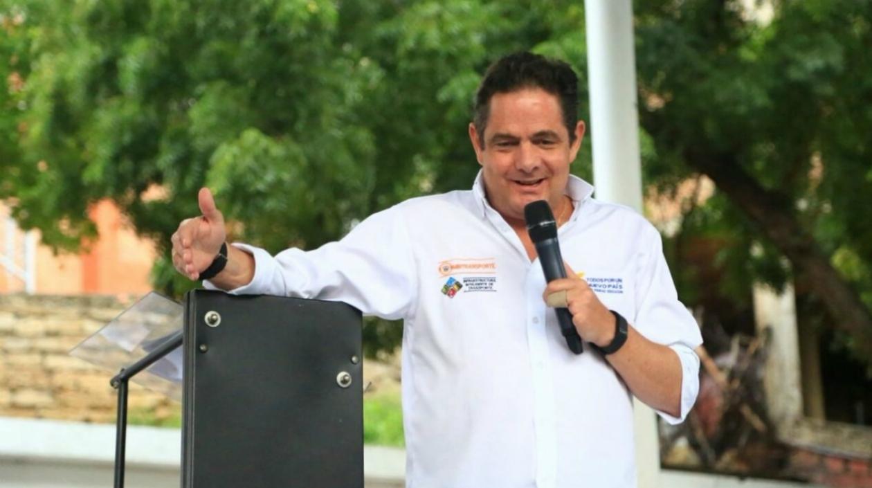 El candidato presidencial fue citado con 14 exfuncionarios del Gobierno actual.