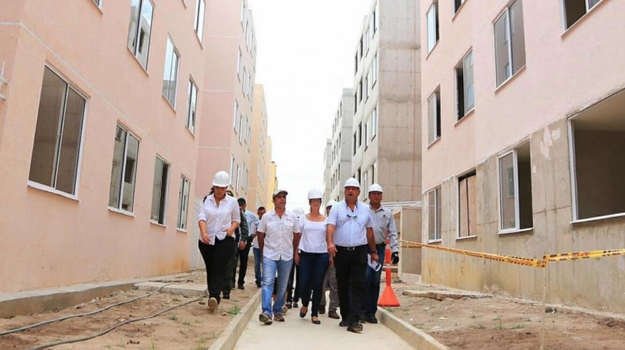 El Alcalde, Alejandro Char, y la Secretaria de Planeación, Margarita Zaher, recorriendo los bloques.