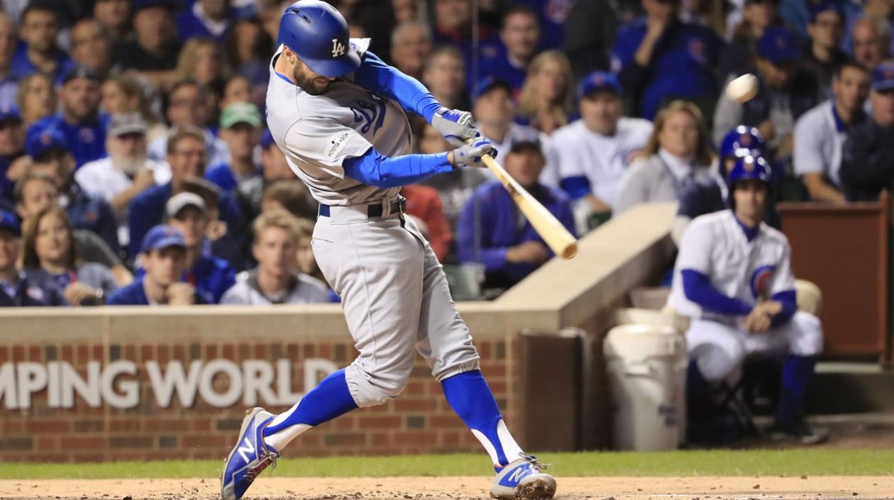 Chris Taylor de los Dodgers de Los Angeles batea un jonrón contra los Cachorros en el tercer juego de la Serie de Campeonato de la Liga Nacional de Ligas Mayores (ALCS