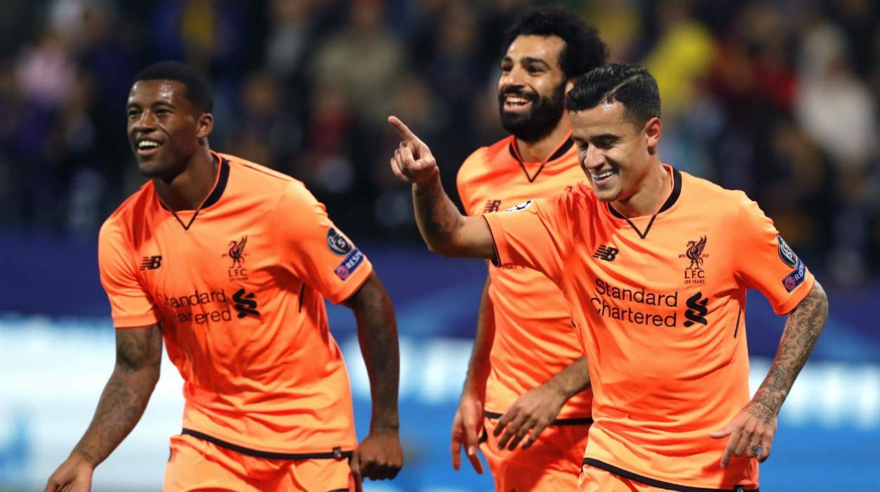Coutinho celebra un gol al lado de Mohamed Salah y Georgino Wijnaldum .