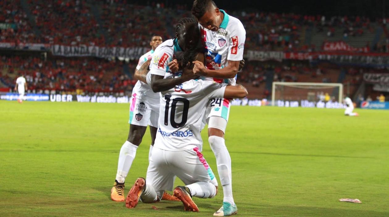 Jarlan Barrera celebra con sus compañeros el gol del empate.