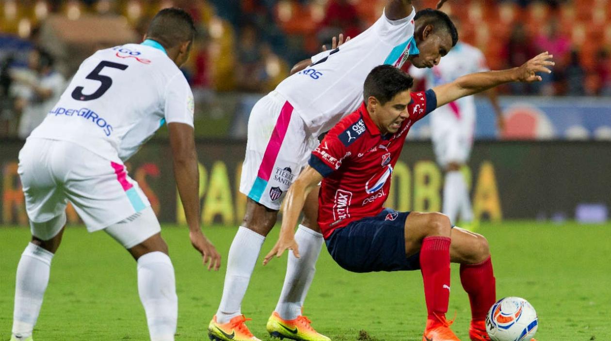 Luis Narváez marca a Mauricio Molina. 