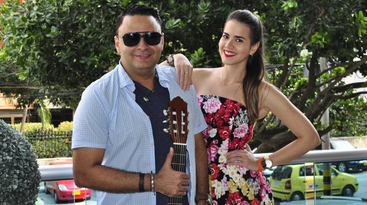 El cantautor Boris García y la exvirreina nacional y actriz Laura de León Céspedes.