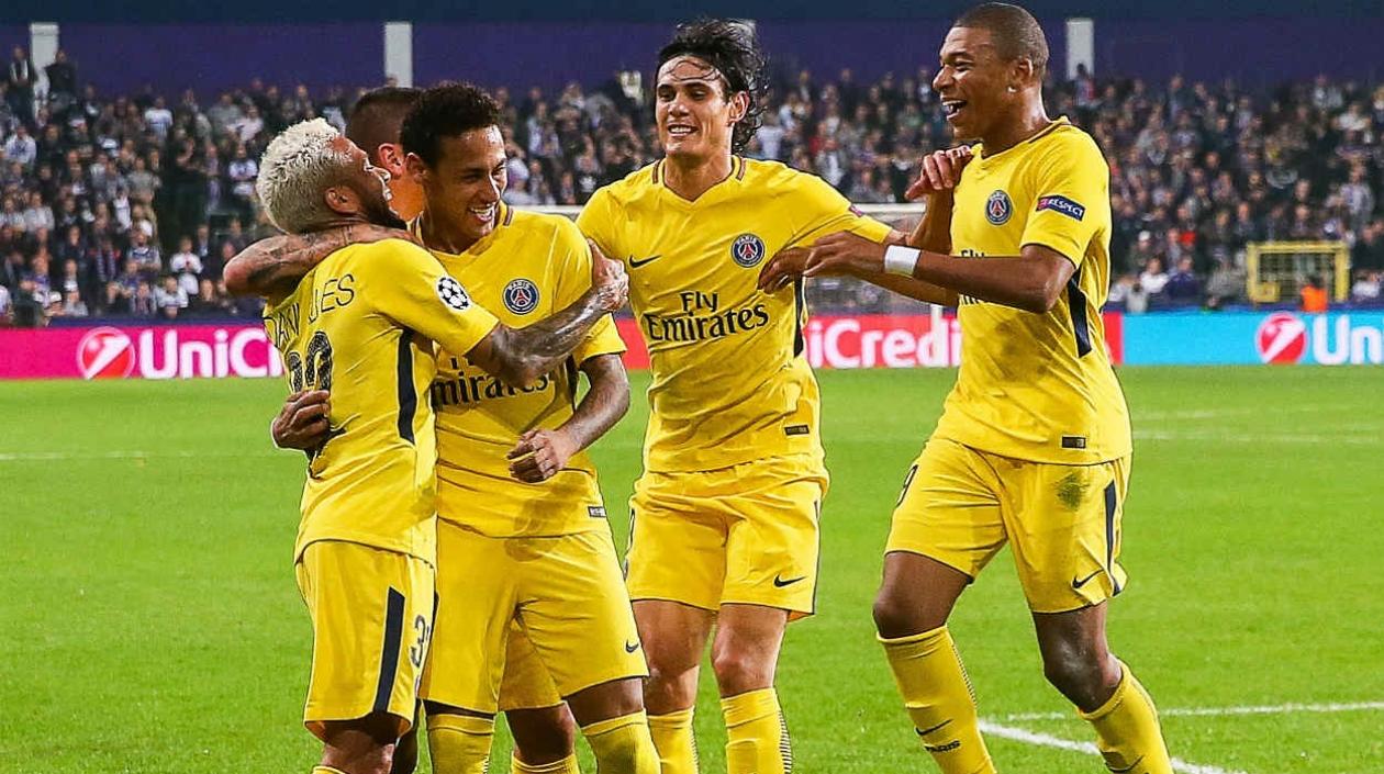 Neymar celebra con sus compañeros. 