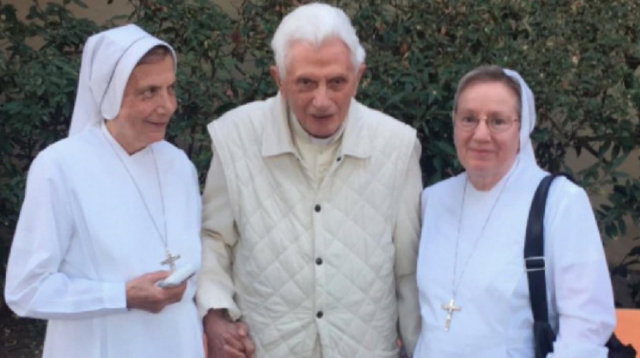 En esta foto, tomada este miércoles, es la prueba para que cesen los rumores sobre la salud del papa emerito.