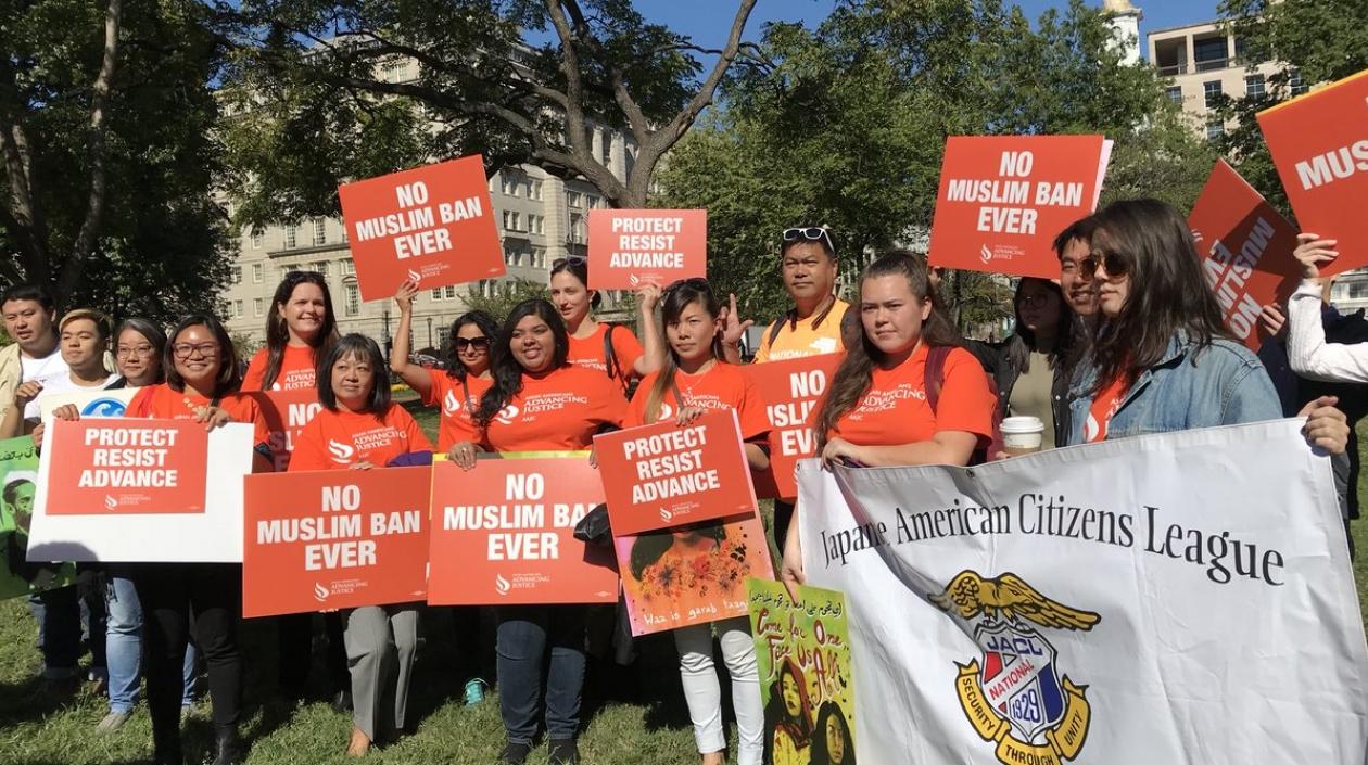  Un centenar de personas se concentró hoy delante de la Casa Blanca para protestar por ambas medidas.