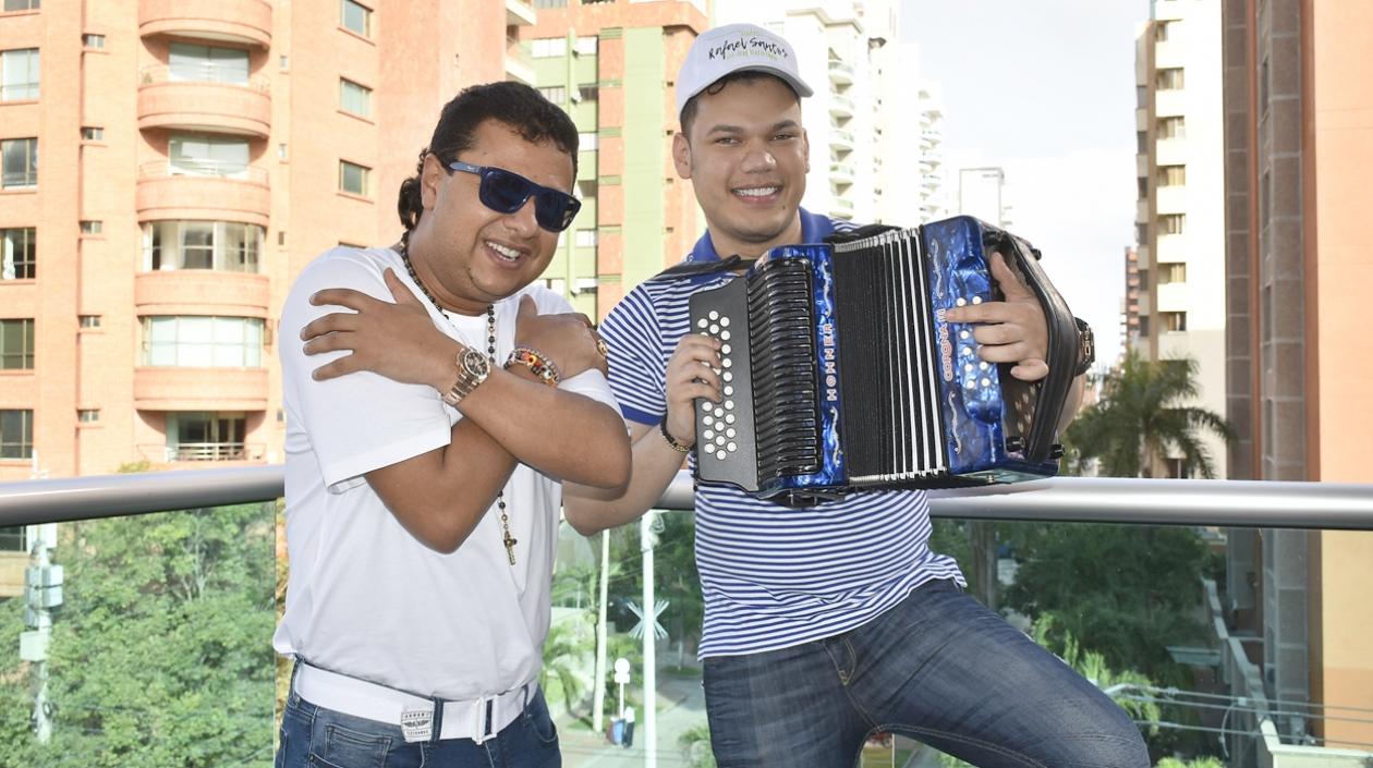 Rafael Santos y su acordeonero José Mario Oñate.