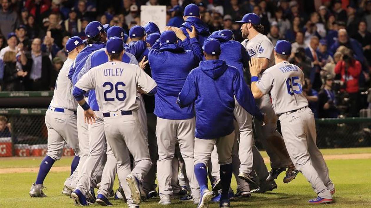 Jugadores de Dodgers celebrando la victoria.