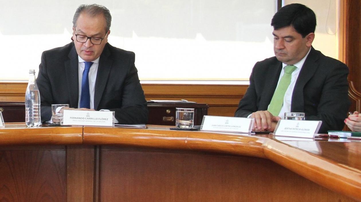 El Procurador Fernando Carrillo, dando a conocer la decisión.