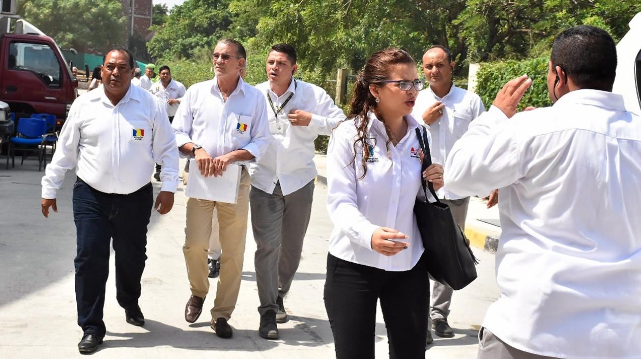 El Gobernador del Atlántico saliendo de la Universidad del Atlántico acompañado de sus escoltas.