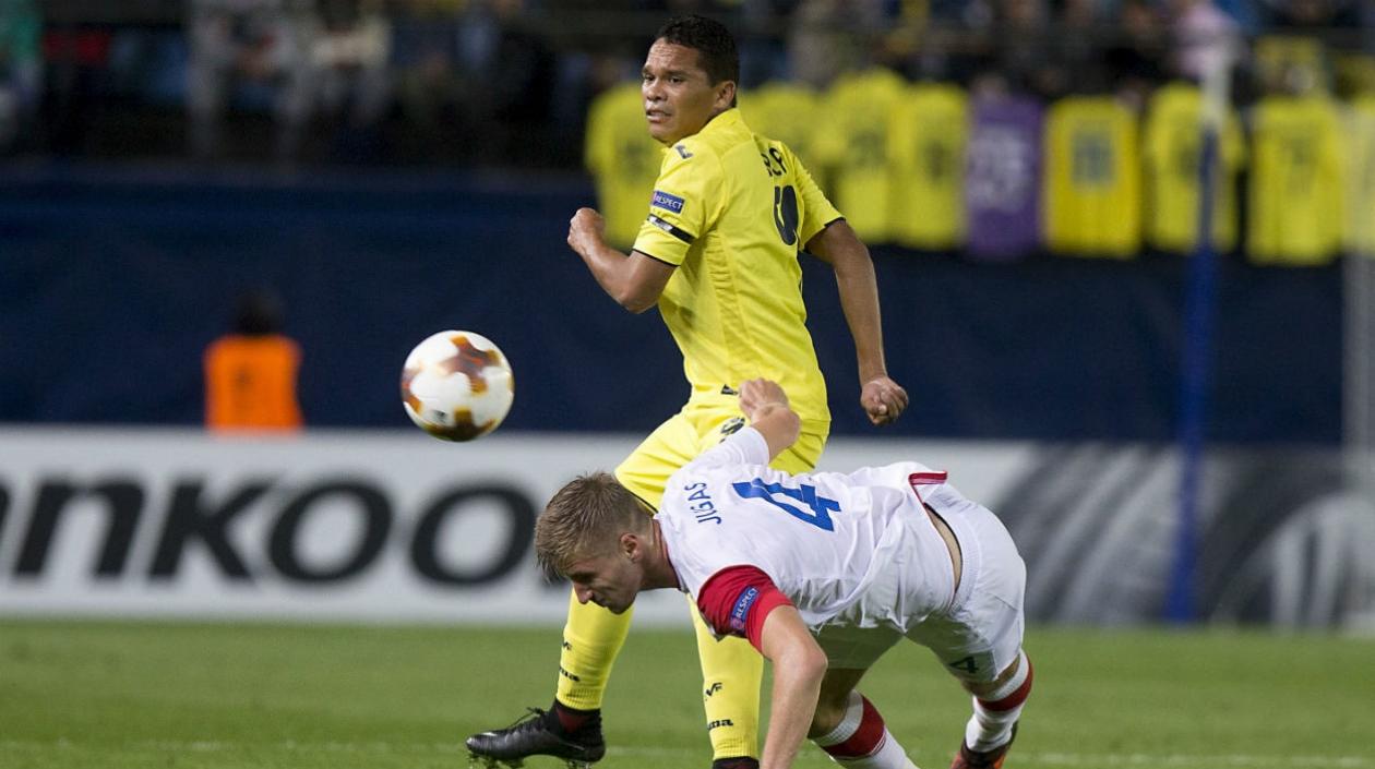 Carlos Bacca en acción del partido.