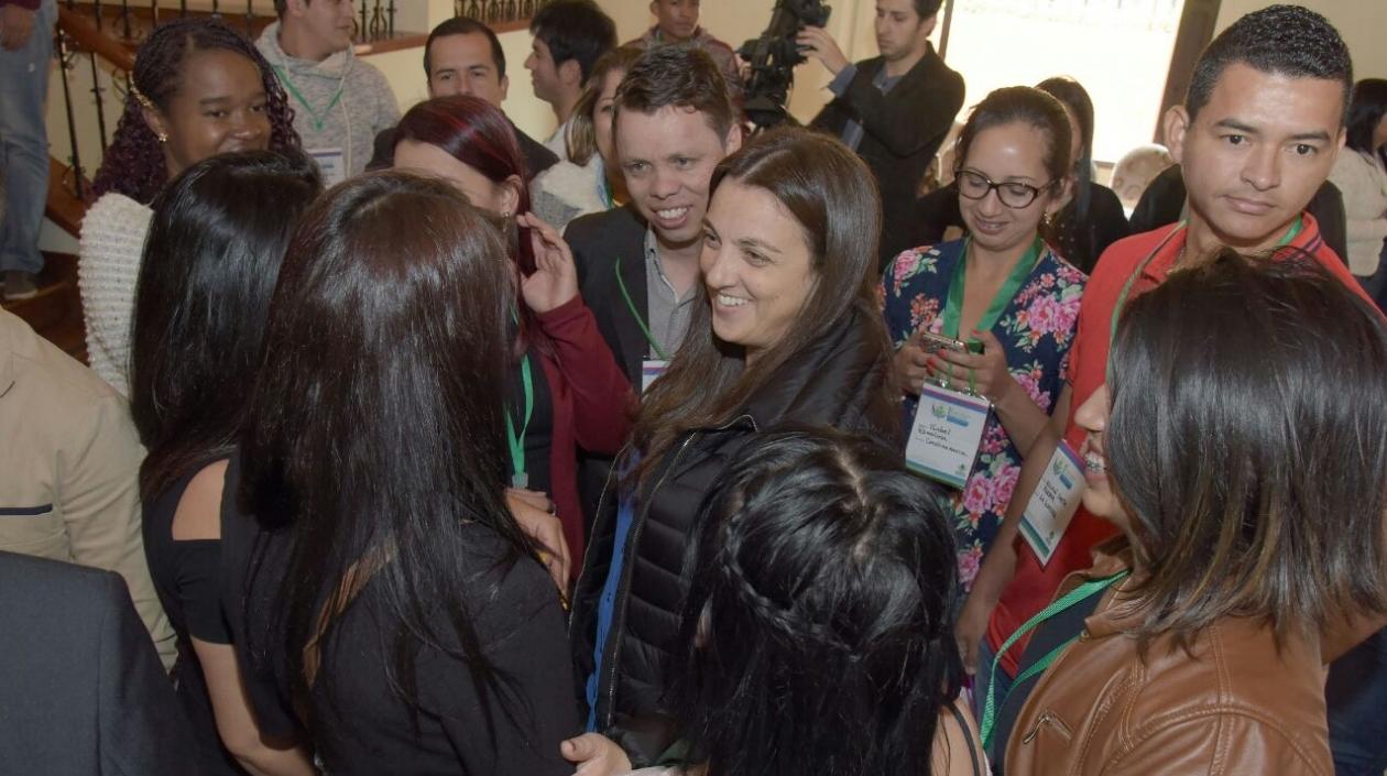 Karen Abudinen, directora del ICBF, con varios de los jóvenes que crecieron en hogares sustitutos.