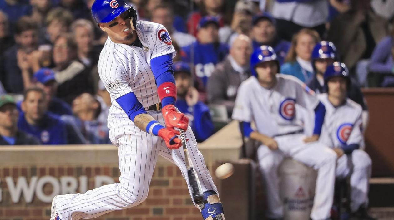 El jugador Javier Baez de los Cachorros de Chicago batea frente a los Dodgers de Los Ángeles