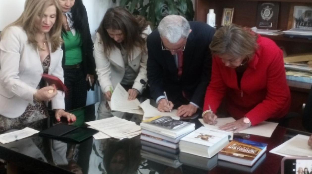 Expresidente Uribe durante la radicación del proyecto.