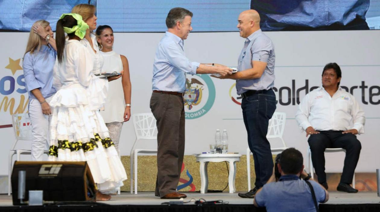 El presidente Juan Manuel Santos entrega la bandera de los Supérate al secretario Gonzalo Baute.