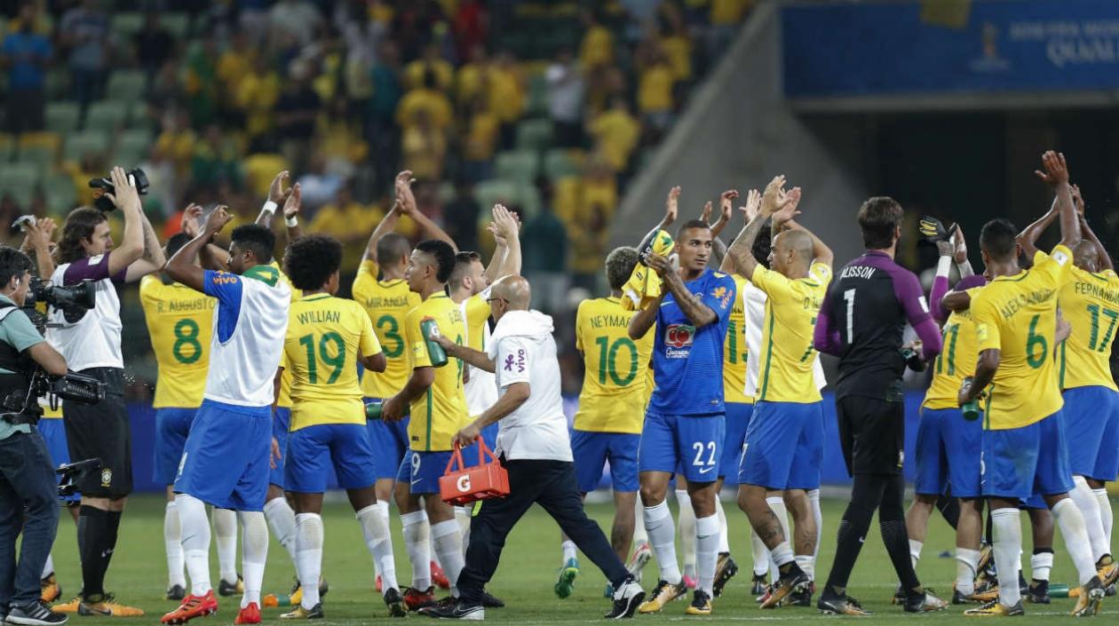 Selección Brasil celebra con sus aficionados. 