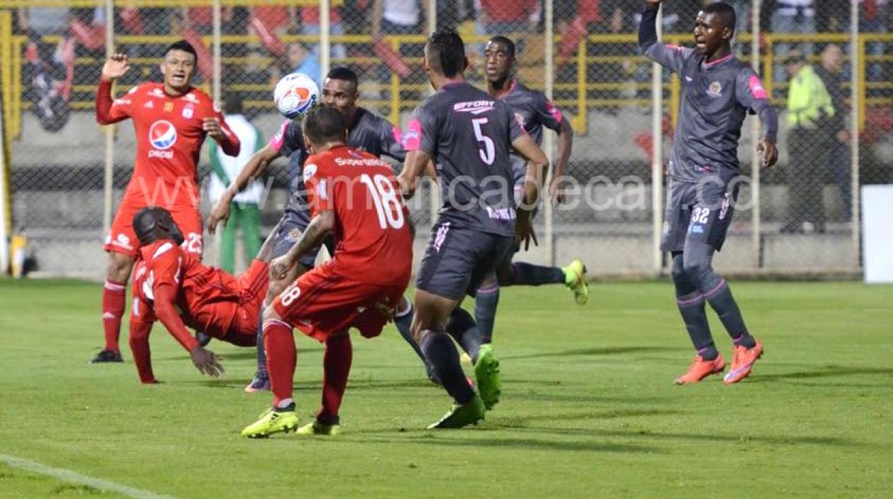 Cristian Martínez Borja intenta un remate de 'chilena' ante el arco de Tigres.